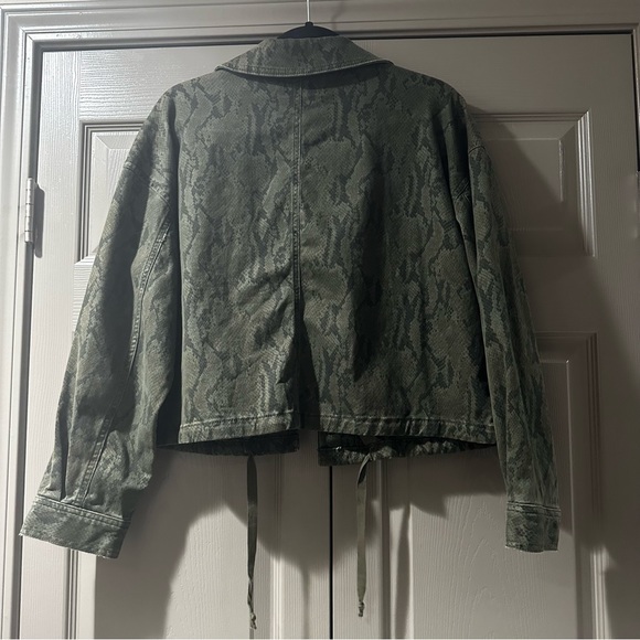 Express Army Green Snakeskin Cropped Utility Jacket - Picture 3 of 4
